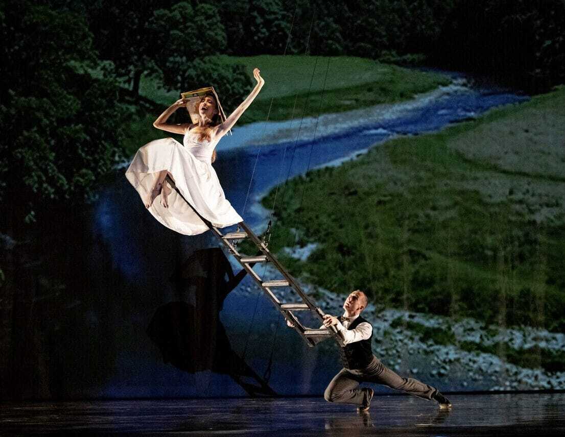 MOMIX: Alice